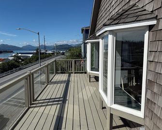 Harbor-view 2-bedroom apartment in downtown Kodiak perfect base for adventures - Kodiak - Balcón