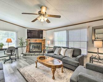 Charming Countryside Home w/ Covered Porch! - Livingston - Sala de estar