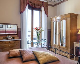 Pinto-Storey Hotel - Neapel - Schlafzimmer