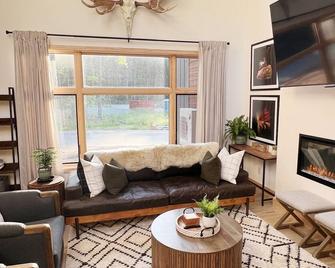 Mountain Modern Home on Lake Everest! Only 3 miles to Whiteface! - Wilmington - Huiskamer