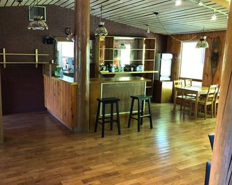 Super Spacious 2300 Sf Lounge Suite With Walk Out Deck, Sunroom, Foosball, Bar - Dorset - Bar