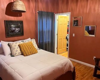 “Tuck’ed Away” Riverside near WCU & Sylva - Sylva - Schlafzimmer