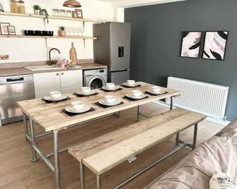 Hosta House - Stroud - Dining room