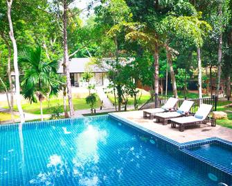 Serendib Signature Resort - Digana - Piscina