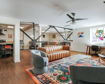 North Central Loft - Staunton - Living room