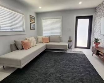 Insta-Worthy Modern House in the Heart of Miami - Miami - Living room