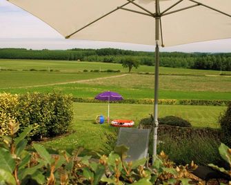 La Cabane; a comfortable, detached gîte for two with a spacious terrace - Brion - Patio
