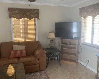 Private & Spacious Beach Bungalow - Hollywood - Living room