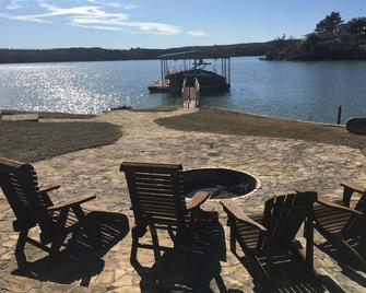 Escape to Paradise at Possum Kingdom Lake with Hot Tub and Private Boat Ramp! - Graham - Innenhof