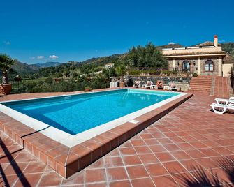 Il Poggio Country Resort - Graniti - Piscina