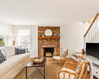 Walk To Town - Beautiful Edgartown House - Edgartown - Living room