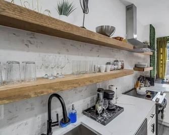 Jungle Dream Loft! 3 Bed/ Wine/ Balcony/ Parking! - Baltimore - Kitchen
