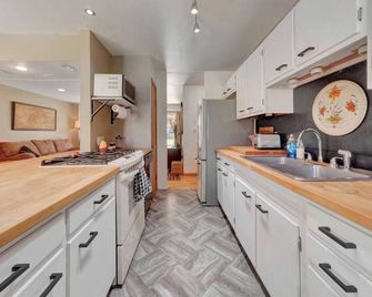 Stylish 3br Private Home Near Uiuc & Downtown - Urbana - Kitchen