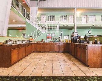 Coratel Inn & Suites By Jasper Mccook - Deluxe 1 King Bed Ns - McCook - Front desk