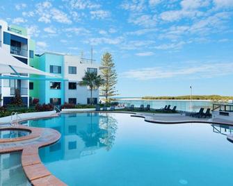 #55 Grand Pacific Resort, Outdoor Spa With A View! - Caloundra - Piscina