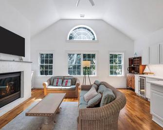 Colonial Compound With Oversized Living Rooms, Gym, And Arcade Room, Close... - Southampton - Sala de estar