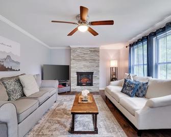 Centrally Located Poconos Home - Sleeps 8, 3 bedrooms - Tannersville - Olohuone