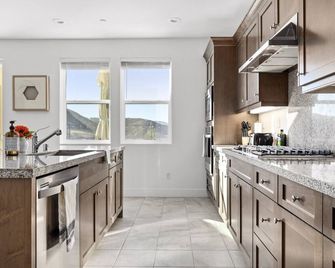 Goode.Homes | Luxury Home W/ Views Cmty. Pool/Spa - Santa Clarita - Kitchen
