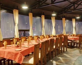 Tex-Palazzo Hotel - Surat - Restaurante