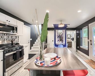 Stylish 3br East Side Retreat W Patio & Bbq - Austin - Kitchen