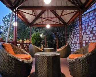 Ceyone Classic Fall Resort - מוסורי - פטיו