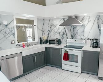 Paradise pool home - Plant City - Keuken