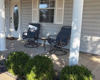 Charming 3-bedroom house . Across the street from a beautiful walking track - McAlester - Patio