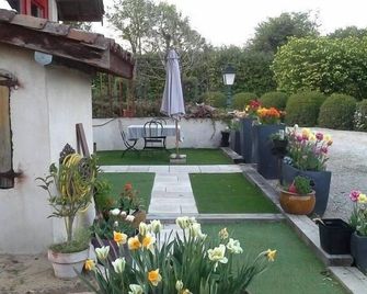 Chambre d hôtes du Palais - Meximieux - Innenhof