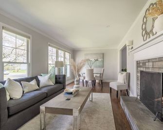 Lovely 5 Bedroom Beach House with Large Backyard - Walk to Beach, Town or Train - Fairfield - Wohnzimmer