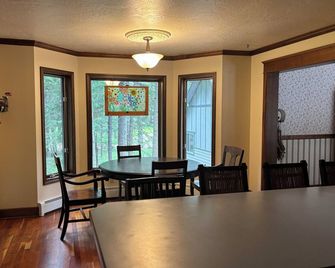 Private spacious home off the Blackfoot River. - Greenough - Dining room