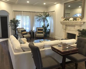 Welcome To Forever Poinciana! - Fort Lauderdale - Living room