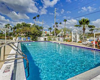 Twins Inn & Apartments - Treasure Island - Pool