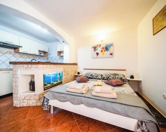 إم آند جاي سنترال سويتس - كوركولا - غرفة نوم