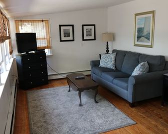 Charming home within 5 minute walk to Short Sands Beach and town. - York Beach - Living room