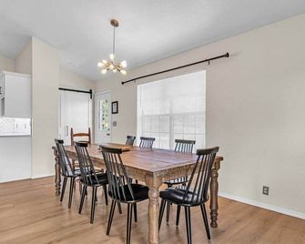 Meadow Lodge - 78 Acres & Lake @ Road Runner Ranch - Ardmore - Τραπεζαρία