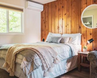 Barefoot Villas Room 2 Owl - Christina Lake - Bedroom