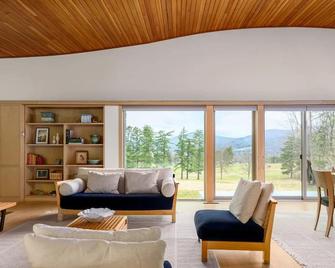 Contemporary Berkshire Home with Views of Taconic Golf Course - Williamstown - Вітальня