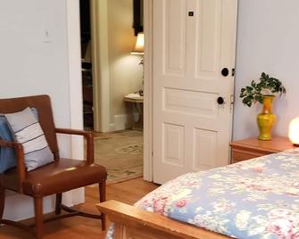 Bright, upper flat large bedroom w/ flat screen tv, large closet &sitting area - Mount Clemens