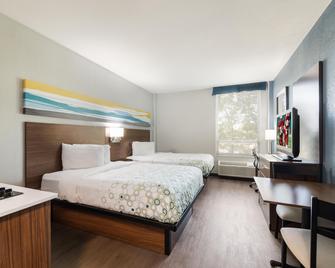 HomeTowne Studios by Red Roof Newport News - Hampton West - Ньюпорт-Ньюз - Спальня