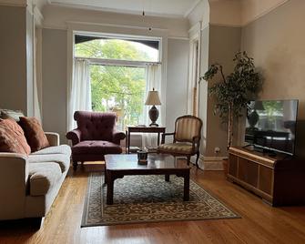 Best Lincoln Square Location - Spacious 2 bedroom - Chicago - Living room