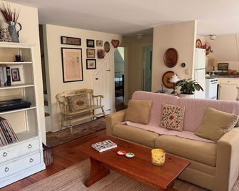 Cozy barn apartment in country setting in charming Litchfield - Litchfield - Living room