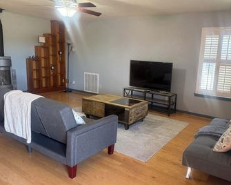 Charming 3-bedroom country home - Manor - Living room