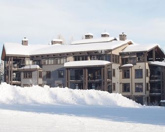 Hot tub with Mountain View, Quick Walk to Lifts! - Rossland - Building