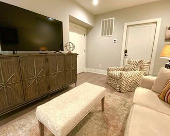 Elegant King Bed Apartment In Quiet Neighborhood - Raleigh - Wohnzimmer