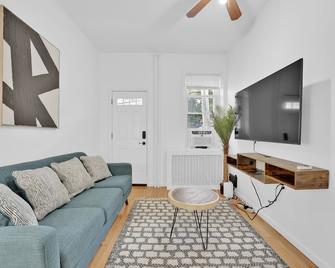 Spectacular 2- bedroom Apt in Yonkers, NY - Yonkers - Living room