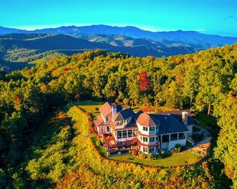 8000sf Luxurious Estate with Majestic Mountain Views. Black Mountain / Asheville - Black Mountain - Building