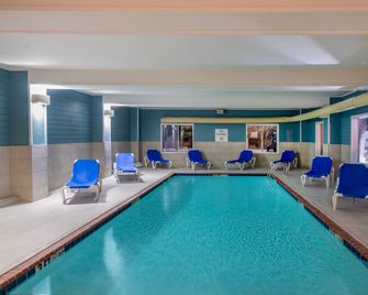 Holiday Inn Express & Suites Magee By IHG - Magee - Pool