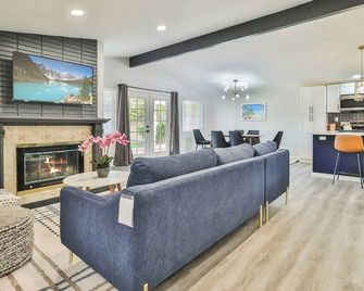 Insurance Relocation Ready 4br Workspace Near Woodland Hills & Valley Commute - Los Angeles - Living room