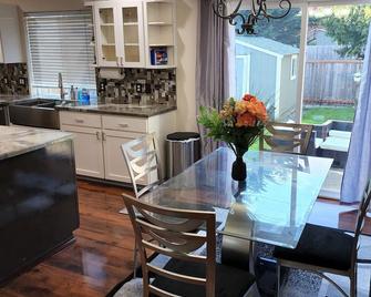 Lovely residential home in the heart of Tumwater - Tumwater - Dining room
