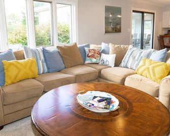 Farmhouse 2.5 Acres 15 min to Grand Park - Zionsville - Living room